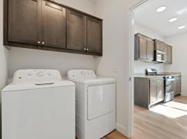 Modern Spacious Pool Apartment PET FRIENDLY, hotel en Chico