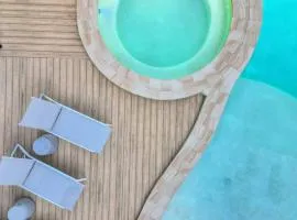 City Views On Pool Level King Bed Or Twin Share