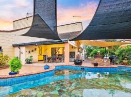 Tranquil Townhouse Huge Pool & Golf Course Views, hotel in Casuarina