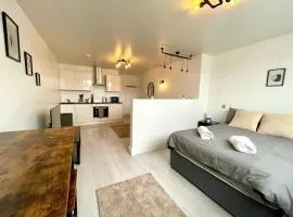 2 Commercial rd - Central Location Long Stay Wyvern Theatre by ShortStaysUK