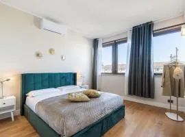 Moderno Attico con Vista Panoramica e Piscina