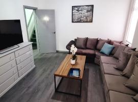 Large Victorian House 15 minutes from City Centre, hotel in Manchester