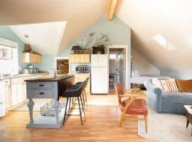 Bluebird Day - Pine Hideaway