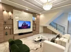 EliteunseenSuites - 5 Bedroom Beautiful Detached House - Private Parking