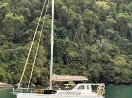 Aventura náutica em Paraty hospedagem flutuante na cidade Veleiro Maverick