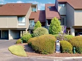 Getaway to the Beach 2 Bdrm Villa with Amenities