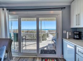 Oceanfront Duplex - Pets Allowed - Wraparound Porch，位于托普赛尔海滩的酒店