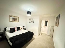 Elite 4 bedroom Home for contractors, business or leisure - secure parking, hotel a Ashford