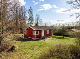Beautiful Cottage near Lake &Aring;snen - Includes Boat for Relaxation and Adventure: L&ouml;nashult şehrinde bir evcil hayvan dostu otel