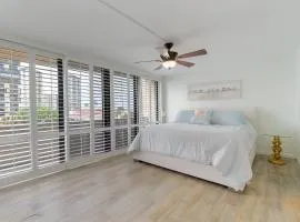 Luxury Beachfront Condo, Pool, Tennis Court, Sauna, Gym #locationenvy