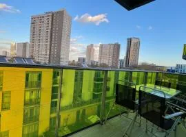 Stratford 2 bedroom Apartment with 2 Bathrooms & Great Links