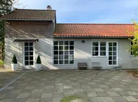 Modern 2 bedroom cottage close to airport and town - sleeps 8