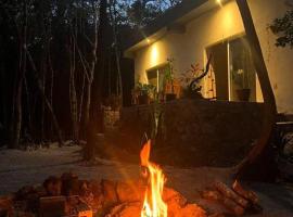 Casa Dharma House in the jungle, hotel di Macario Gomez