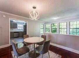 Unwind & Relax at Legacy Estates, hotel in Stone Mountain