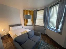 1 Large Comfy Garden Studio - Prime Location