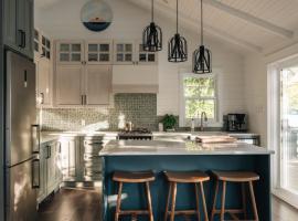 The Owl's Nest - Lakeside peacefulness ski & hiking, hotel v destinaci Austin