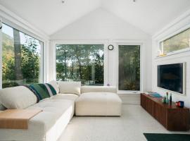 The Owl's Nest - Lakeside peacefulness ski & hiking, hotel Austinban