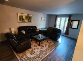 Entire 3 Bedroom house in Elliot Lake, Hotel in Elliot Lake