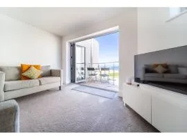 Modern Apartment Sea Views Private Parking