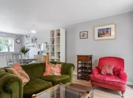 Modern Townhouse in Penryn with Private Parking