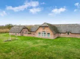 Fantastic Holiday Home With Pool And Spa For 20 People,
