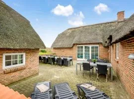 Large Holiday Home For 20 People With Large Pool, Hot Tub For 7 People And Activity Room