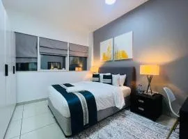 Private rooms in 3 bedroom apartment SKYNEST Homes marina pinnacle