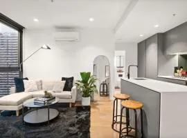 Luxury 31st Floor CBD Apartment with Pool Gym & Sauna