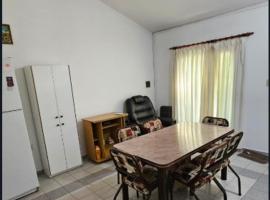 Apart More, villa in Villa Mercedes