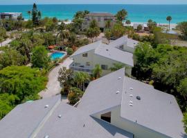 Longboat Key Beach House Beauty With Peek-a-views, hotel in Longboat Key