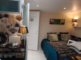 La Lilloise Villeneuve D'Ascq GD STADE Mauroy, Hotel mit Whirlpools in Villeneuve-d’Ascq