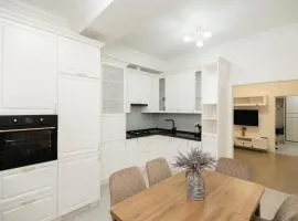 SkyHouse-High Comfort Gem in Central Downtown