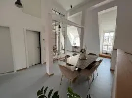 goldlounge Modernes Apartment an der Krämerbrücke, Altstadt by Architekturplus und waissgold