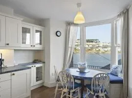 Apartment Sea Views & Terrace on Waters Edge