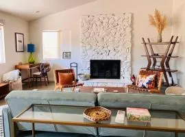 Cozy 2BR Home Hot Tub AC Sauna Fire Near Park