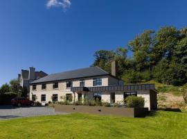 Luxury Eleven Bedroom House Sleeps 23 5-10 mins walk from town Centre, hotel v destinaci Killarney