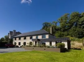 Luxury Eleven Bedroom House Sleeps 23 5-10 mins walk from town Centre