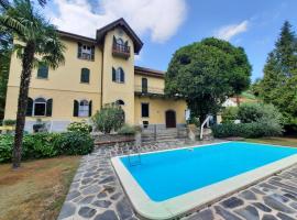 Lesa में, होटल Villa Santa Chiara Lesa - appartamento vista lago con piscina