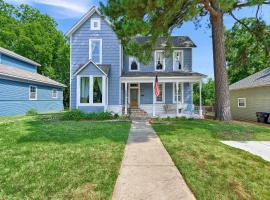 Pet Friendly with Full Kitchen & Fenced Yard, Hotel in Denison