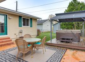 Walk to Sandusky Bay Home with Hot Tub and Fire Pit!, biệt thự ở Sandusky