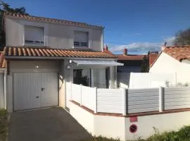 Maison avec grande terrasse à 100m de la plage