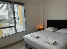 Colocation appartement terrasse XXL Port Marianne, Hotel in Montpellier