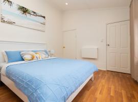 Glenelg Modern Studio, QBed,Wifi, hotel in Glenelg