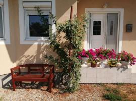 Ezo Apartmanház Balatonberény, hotel v destinaci Balatonberény