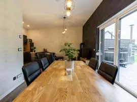 Fewo River, Stilvolles Ferienhaus für Familien großer Garten, Spielplatz, Sauna & Badefass