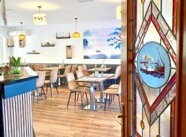 Hotel Wessel&eacute;nyi, rantahotelli kohteessa Győr