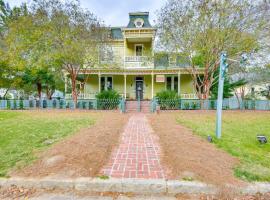 Ornate Victorian Home with Courtyard and Fire Pit!, hotel em Columbus