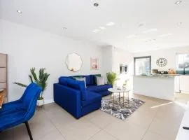 4 Bed Townhouse in Uxbridge Ideal For Families or Contractors By AV Stays Short Lets
