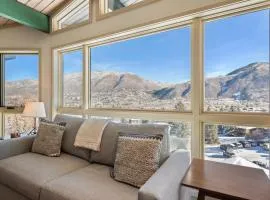 Shadow Mountain Unit 19, Charming Ski-In, Ski-Out Condo with Great Views and Pool Access