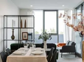 Sunny Blossom Escapes with Free Parking and Pool